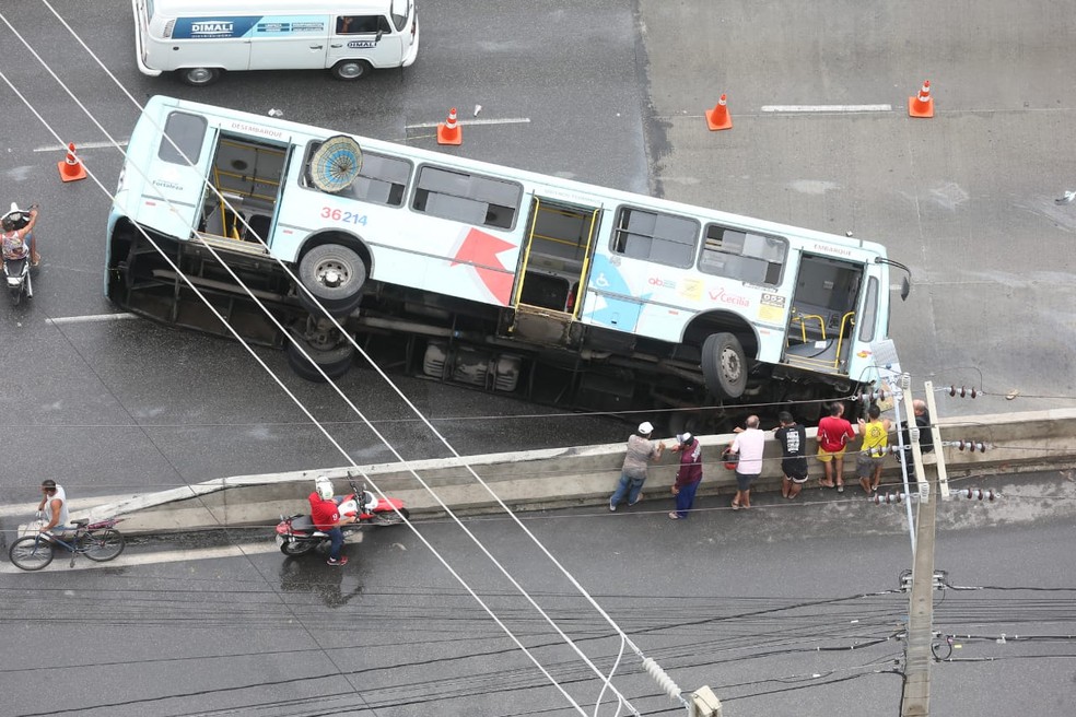 Ônibus deslizou na avenida e subiu uma mureta de proteção, segundo os Bombeiros — Foto: José Leomar/ Sistema Verdes Mares