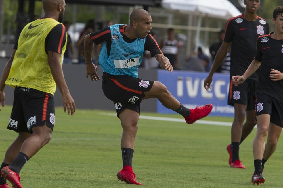 Emerson Sheik participa do treino do Corinthians neste sábado (Foto: Daniel Augusto Jr / Agência Corinthians)