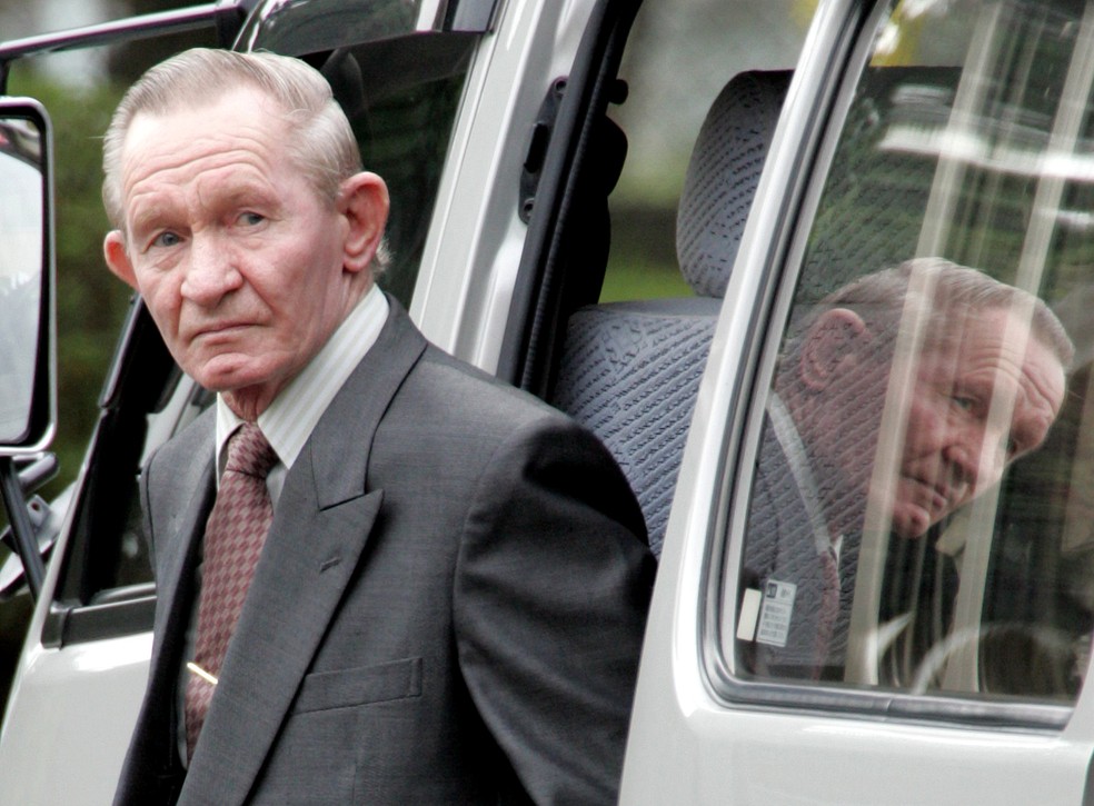 Charles Robert Jenkins chega a base militar americana próxima a Tóquio, em imagem de 2004 (Foto: Toshiyuki Aizawa/Reuters/Arquivo)