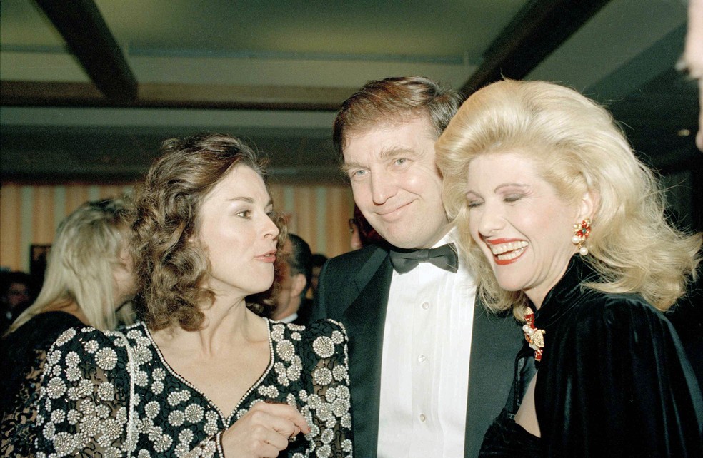 Christie Hefne, à esquerda, presidente da Playboy em 1988, encontra Donald Trump e sua esposa Ivana na festa de 35 anos da Playboy em Nova Yorkme 1º de dezembro de 1988 — Foto: Ron Frehm/AP
