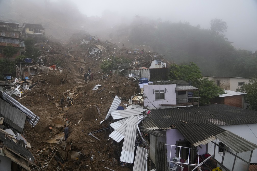 Casas destruídas são vistas após temporal com deslizamentos em Petrópolis (RJ) — Foto: Silvia Izquierdo/AP
