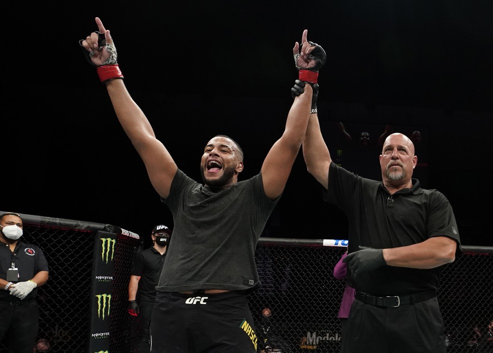 Rodrigo Zé Colméia festeja a vitória por finalização sobre Don'Tale Mayes no UFC: Overeem x Harris — Foto: Getty Images