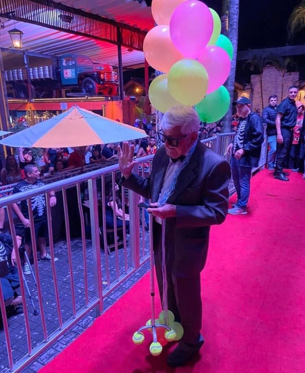 Vestido de personagem da Disney, idoso de 90 anos vence concurso de fantasia no interior de SP — Foto: Arquivo pessoal