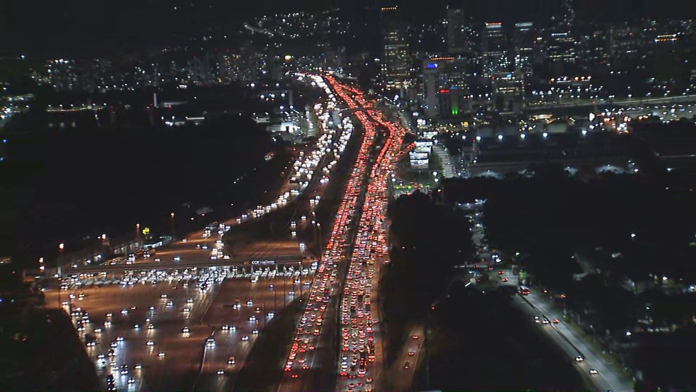 Tráfego de veículos em São Paulo — Foto: Reprodução/Globocop