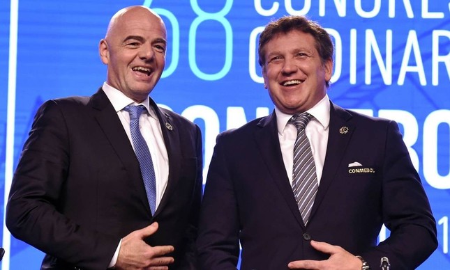 O presidente da Fifa, Gianni Infantino, ao lado do presidente da Conmebol, Alejandro Domínguez