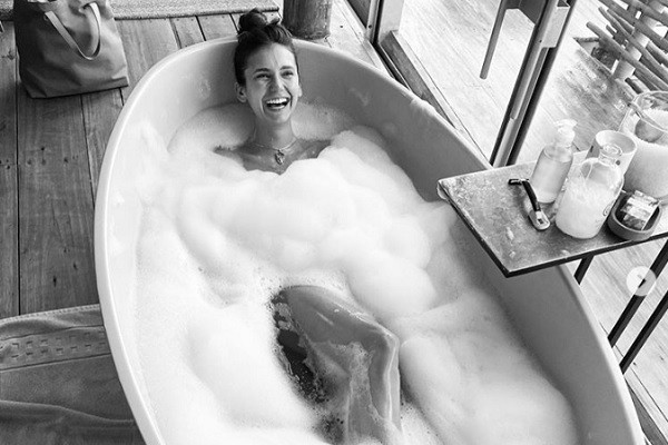 Nina Dobrev na banheira de espuma durante quarentena (Foto: Instagram)