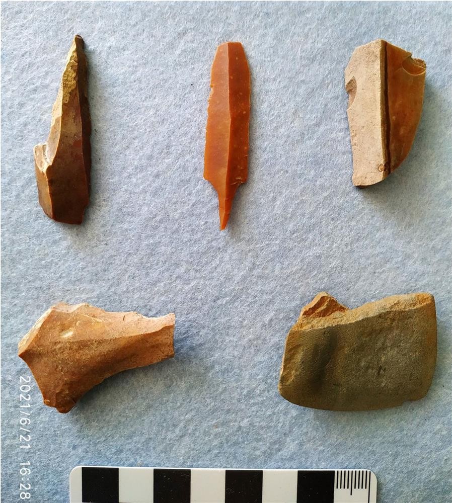 Ferramentas de pedra encontradas por arqueólogos próximo ao rio Velet'ma, na Rússia (Foto: Instituto de Arqueologia da Academia Russa de Ciências)