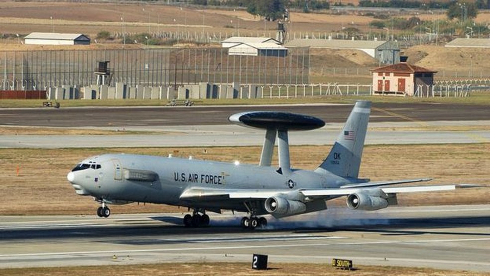 Os poderosos aviões Awacs (Sistema Aéreo de Alerta e Controle) americanos usam a base de Incirlik em suas operações no Oriente Médio — Foto: Getty Images/BBC
