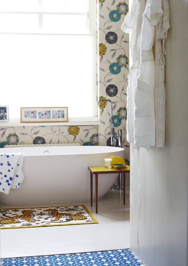 Dicas para escolher o tapete ideal para seu banheiro (Foto: O banheiro do hotel Villa des Alyscamps, em Arles, na França, grita o nome de India Mahdavi)