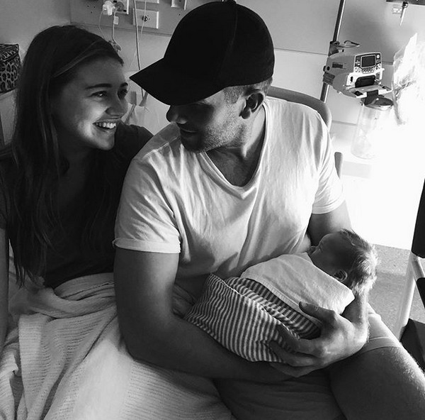 A modelo Erin Langmaid, o namorado Daniel Carty e a filha recém-nascida dos dois (Foto: Instagram)