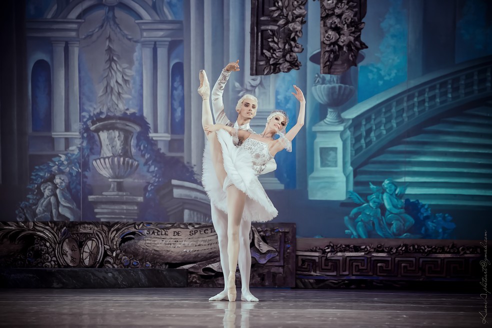 Tatiana Golyakova e Stanislav Olshanskyi em o Lago dos Cisnes (Foto: Kiev Ballet/Divulgação)