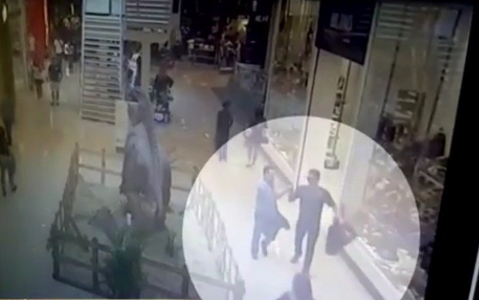 Suspeitos de fraude comemoram compras com cartÃµes furtados em shopping de GoiÃ¢nia (Foto: ReproduÃ§Ã£o/TV Anhanguera)