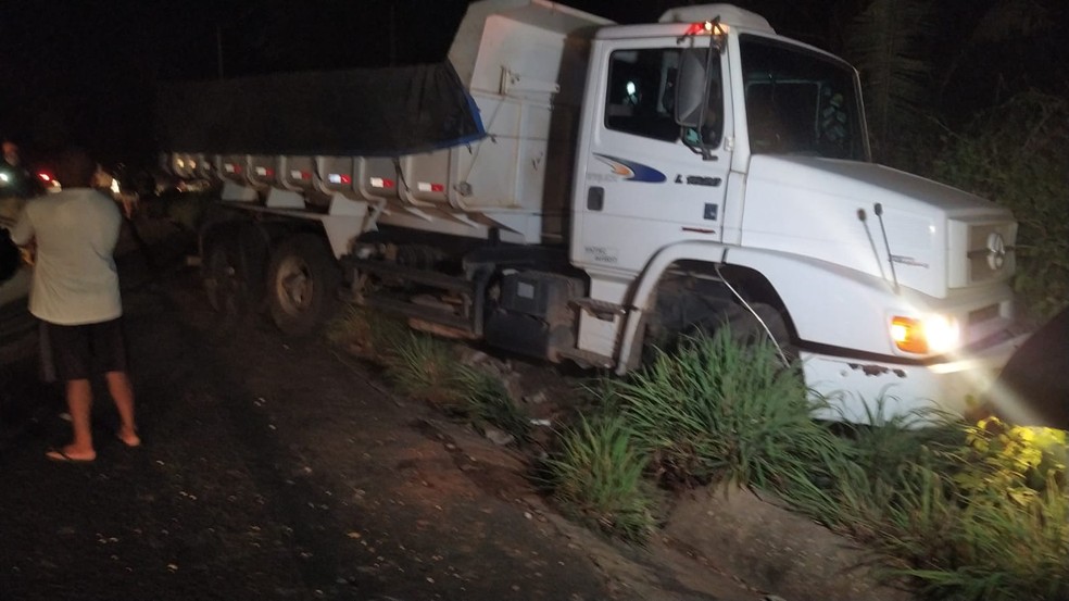 Caminhão colidiu com carros na PI-130, em Teresina — Foto: Kelvyn Coutinho/Clube News