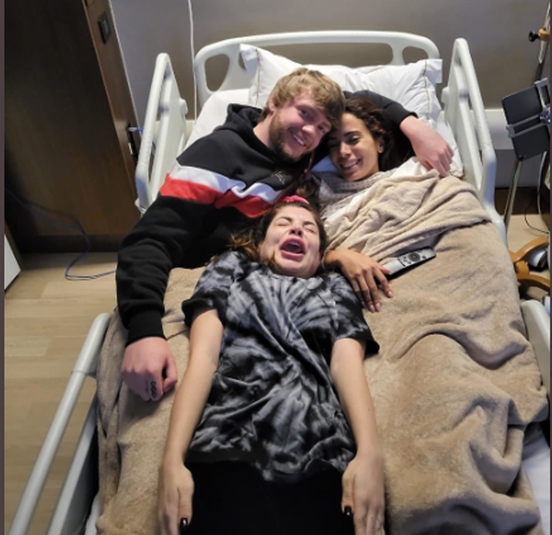 Anitta é fotografada em cama hospitalar (Foto: Reprodução/Twitter)