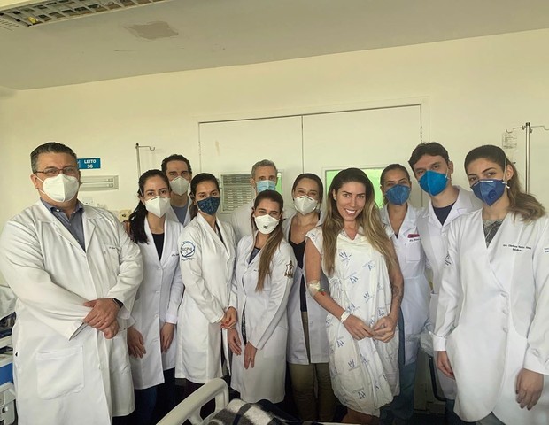 Tati Minerato com equipe em hospital (Foto: Reprodução/Instagram)