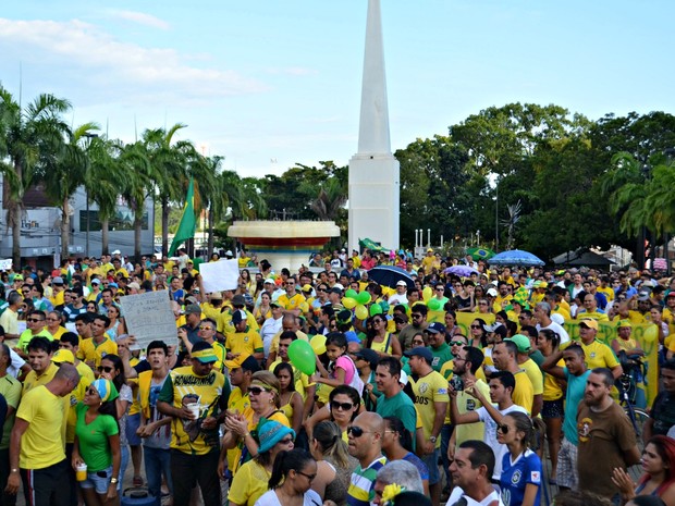 Organização estima público de 6 mil manifestantes, PM-AC diz que protesto reuniu 2.100 pessoas no Centro de Rio Branco (Foto: Quésia Melo/G1)