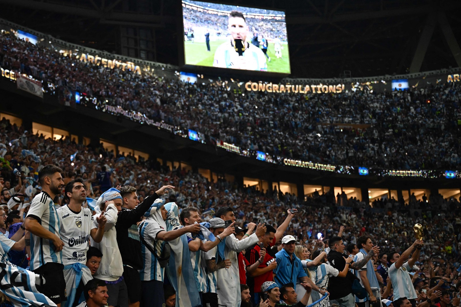 Torcida argentina comemora vitória no Estádio Lusail — Foto: Anne-Christine POUJOULAT / AFP
