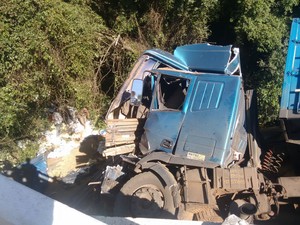 Motorista do veículo ficou preso nas ferragens e não resistiu. Acidente aconteceu nesta quarta (16) na BR-392 em Canguçu, RS (Foto: Divulgação/PRF)