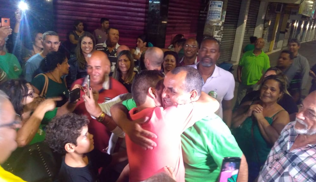 Marcelino festejou a vitória na noite deste domingo em Rio das Ostras — Foto: Renan Gouvêa/Inter TV