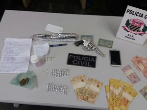 Homem é preso por tráfico de drogas no bairro Aroeira em Aparecida (Foto: Divulgação/Polícia Civil)