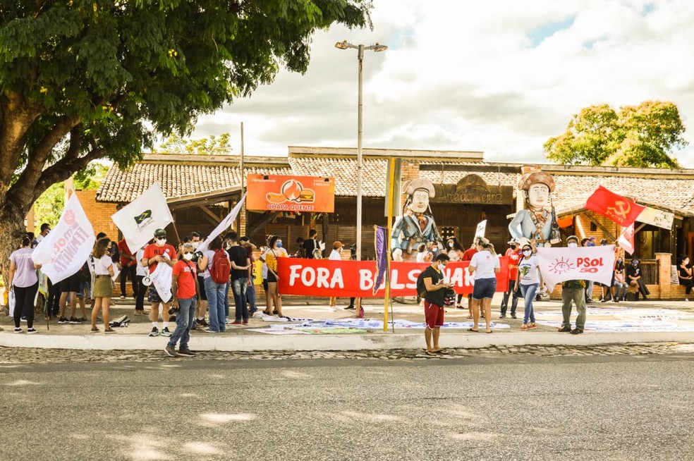 Manifestantes protestam em Mossoró contra Bolsonaro — Foto: Isaiana Santos/Inter TV Costa Branca