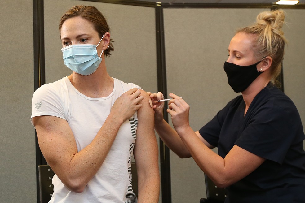 Nadadora Cate Campbell foi a primeira atleta australiana a receber a vacina contra a Covid-19 — Foto: Getty Images