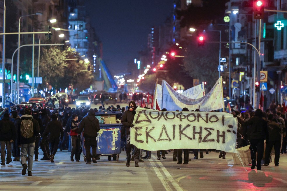 Manifestantes em Tessalônica, na Grécia, em 6 de dezembro de 2022 — Foto: Alexandros Avramidis/Reuters