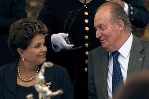 Rei espanhol Juan Carlos I e Dilma Rousseff conversam em almoço especial para a presidente brasileira  (Foto: EFE)