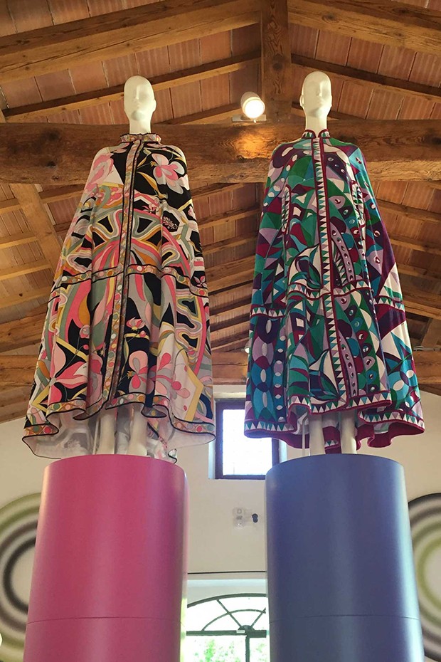 Cotton velvet beach capes by Emilio Pucci, left, from 1968, and Christian Lacroix, from 2004 (Foto: Pucci)