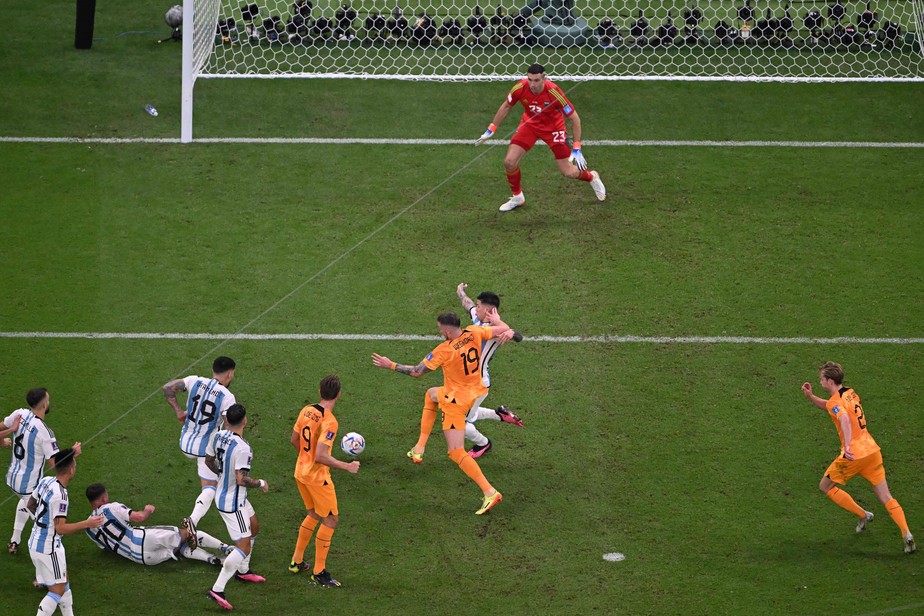 Weghorst, o camisa 19 da Holanda, gira diante de Enzo Fernández, da Argentina, para marcar um gol antológico pelas quartas de final da Copa
