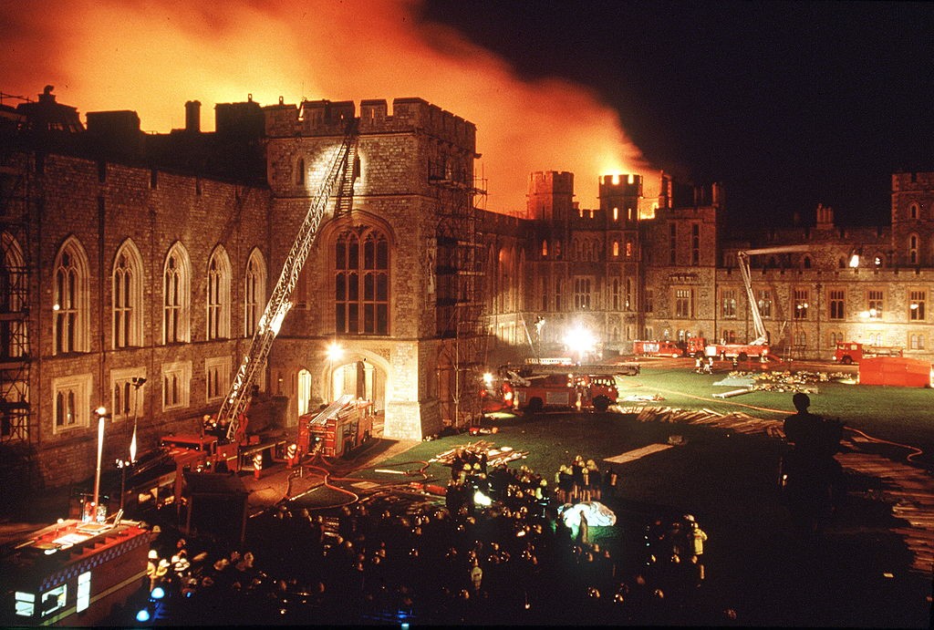 WINDSOR, UNITED KINGDOM - NOVEMBER 20:  Another Disaster In The Queen's "annus Horribilis" When A  Fire Broke Out At Windsor Castle - A Tragedy Damaging More Than 100 Rooms.  (Photo by Tim Graham Photo Library via Getty Images) (Foto: Tim Graham Photo Library via Get)