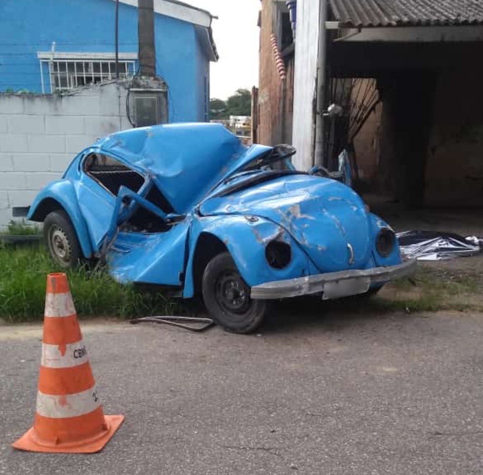 Carro bate em muro no bairro Paraiso, em Resende — Foto: Reprodução/Redes Sociais