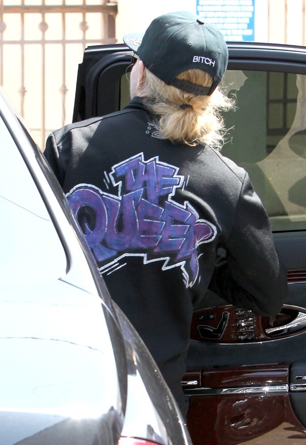 Madonna usa jaqueta e boné com mensagens (Foto: AKM-GSI)
