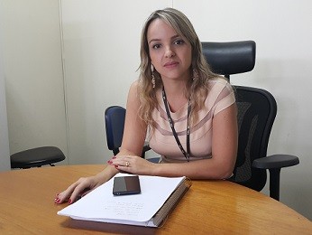  A diretora de assistência farmacêutica da Secretaria de Saúde do Distrito Federal, Gláucia  Carvalho (Foto: Raquel Morais/G1)