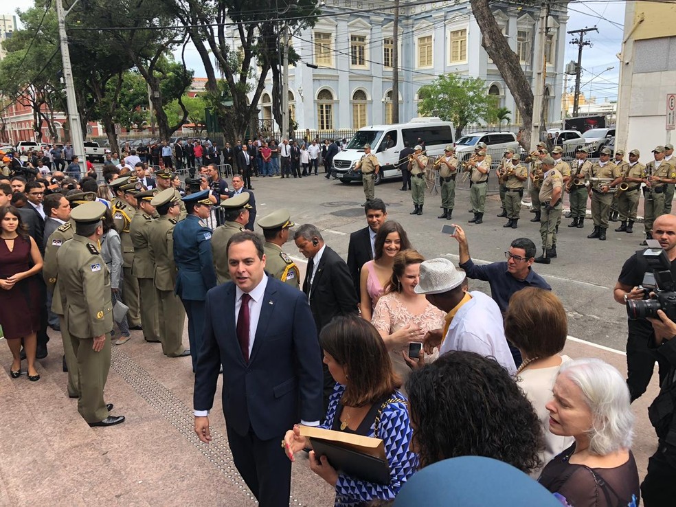 Paulo Câmara chega para cerimônia de posse — Foto: Pedro Alves/G1