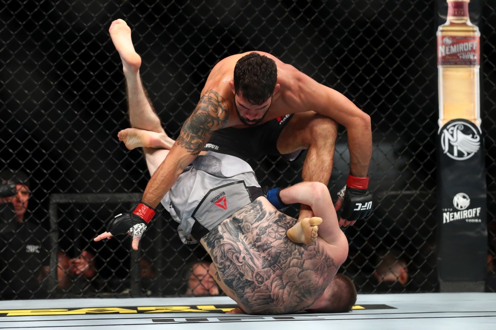 Mesmo quando levou a luta ao solo, Raphael AssunÃ§Ã£o (por cima) jamais esteve confortÃ¡vel contra Cory Sandhagen (por baixo, de costas) â?? Foto: Joe Scarnici/Getty Images