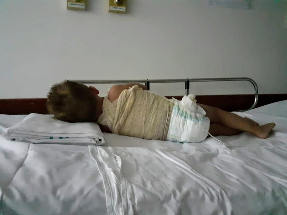 Menino aguarda ser transferido de unidade hospitalar — Foto: Reprodução/TV Anhanguera
