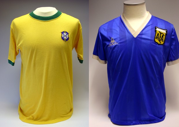 A camisa de Rivellino na Copa de 1970 e a de Maradona na Copa de 1986 (Foto: divulgação)