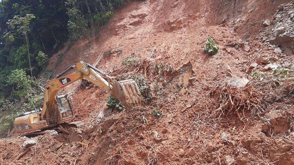 Máquina trabalha para tirar escombros na Vila Sahy, em São Sebastião (SP) — Foto: Giaccomo Voccio/g1