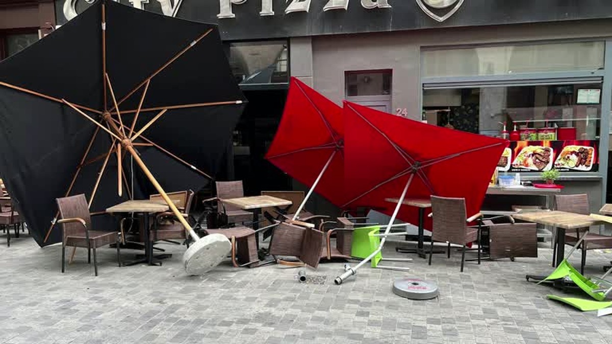 Carro invade café de rua em Bruxelas, na Bélgica