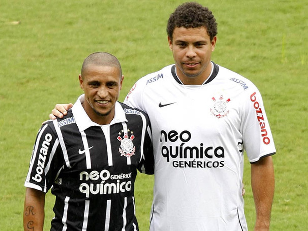 Roberto Carlos e Ronaldo sendo apresentados pelo Corinthians em 2010 — Foto: Arquivo ge