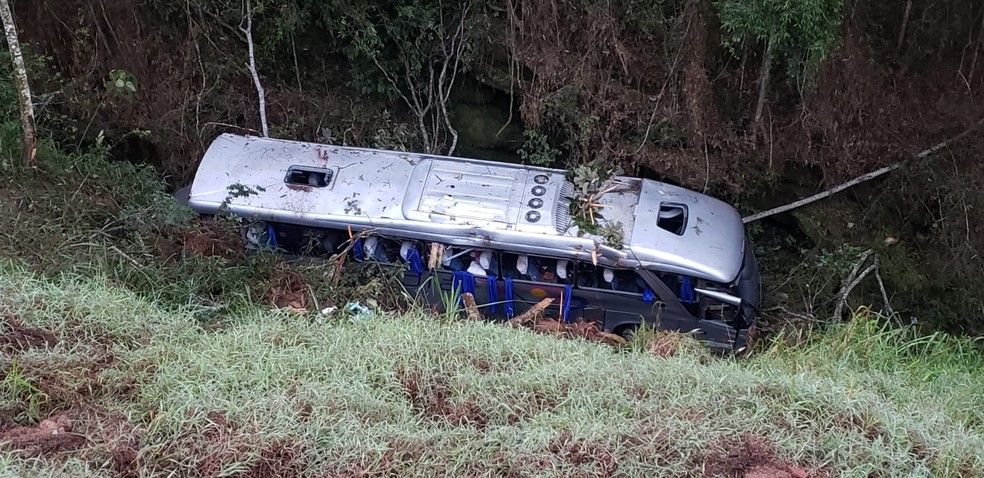 Ônibus fretado seguia de para o Espírito Santo — Foto: Júlio César Santos/TV Globo