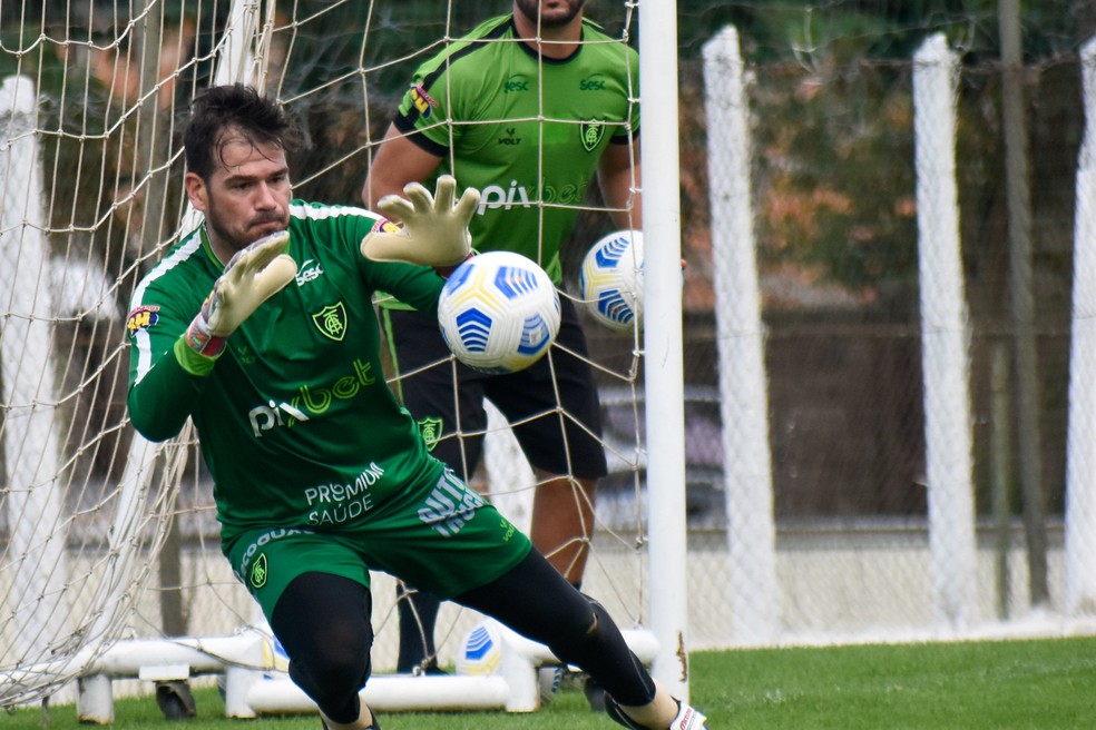 Matheus Cavichioli, goleiro do Am&Atilde;&copy;rica-MG, durante treinamento em 2021 &acirc; Foto: Jo&Atilde;&pound;o Zebral / Am&Atilde;&copy;rica