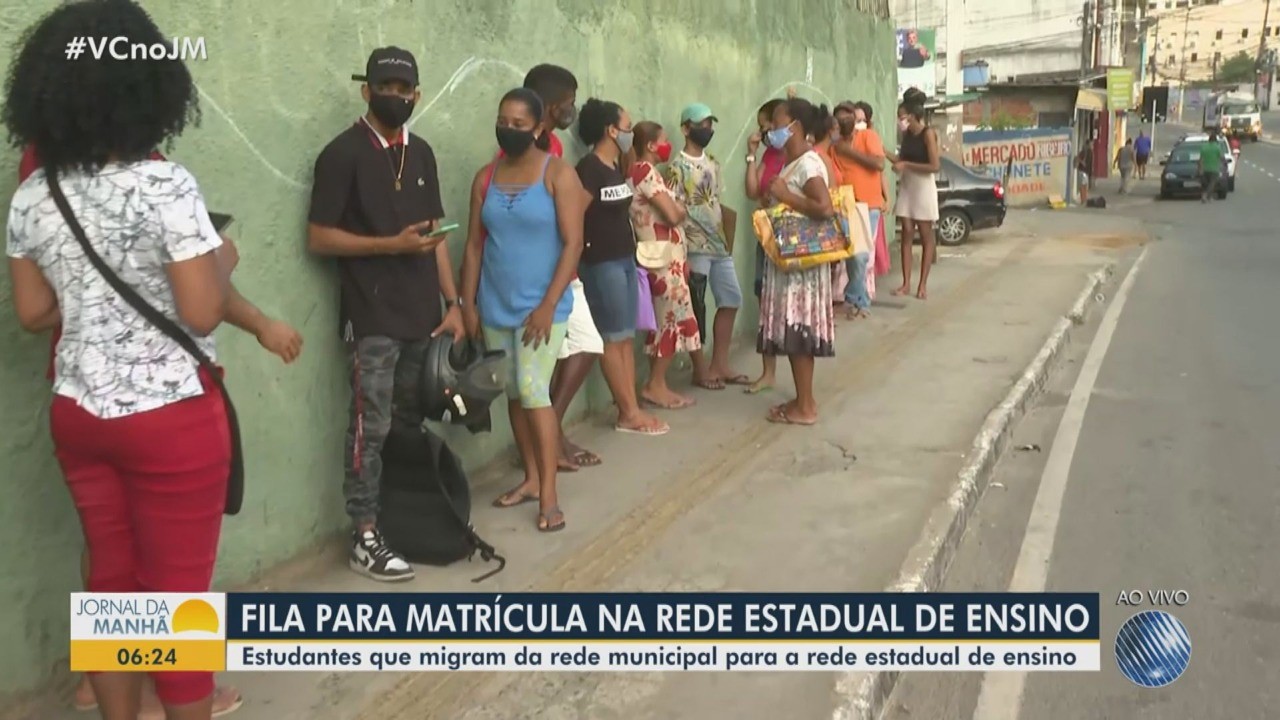 Famílias dormem na fila para matricular filhos em colégios na rede estadual em Salvador