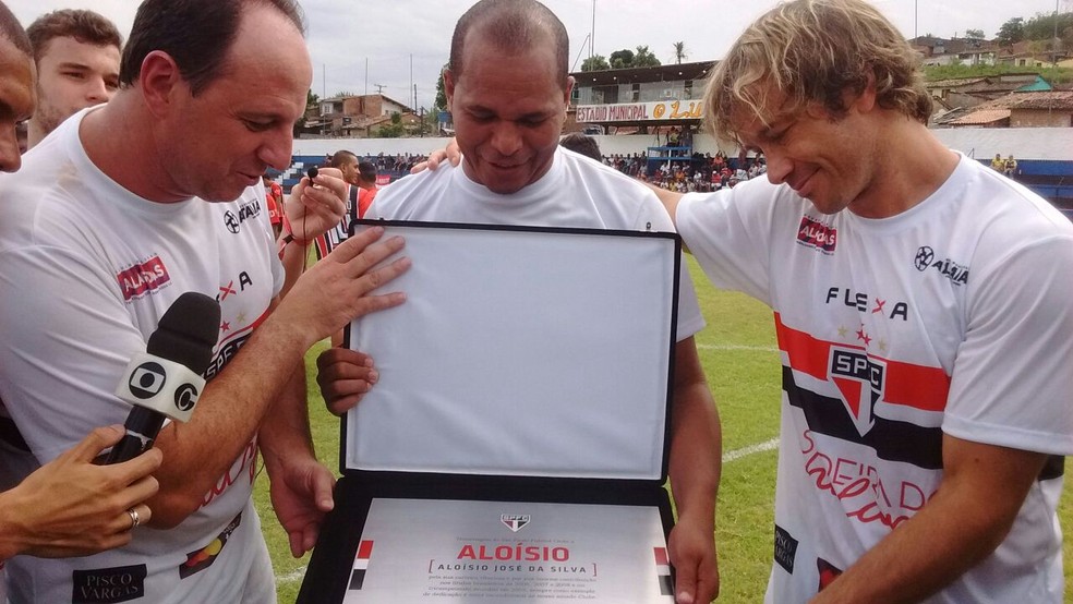  Ceni e, Lugano entregam placa do São Paulo a Aloísio (Foto: Leonardo Freire/GloboEsporte.com)