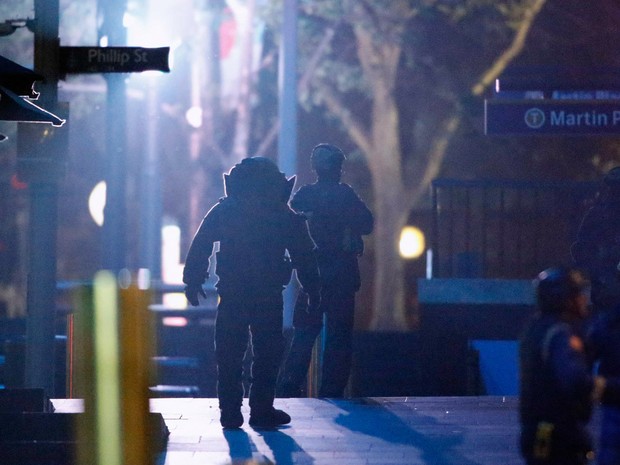 Policiais fortemente armados são vistos do lado de fora do café Lindt, onde pessoas eram mantidas reféns, no centro de Sydney, na Austrália (Foto: Jason Reed/Reuters)