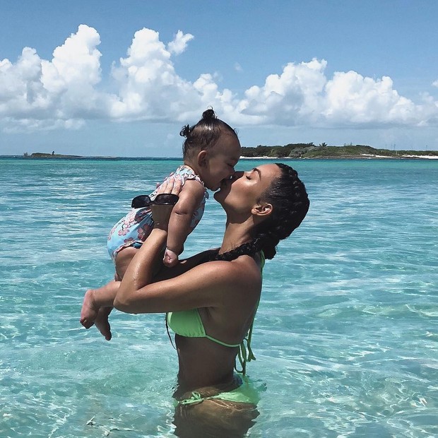 Kim Kardashian beija a caçula no mar cristalino (Foto: Reprodução/Instagram)