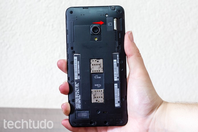 A entrada do microSD no Zenfone 5 localiza-se na parte direita do aparelho (Foto: Alessandro Junior/TechTudo)