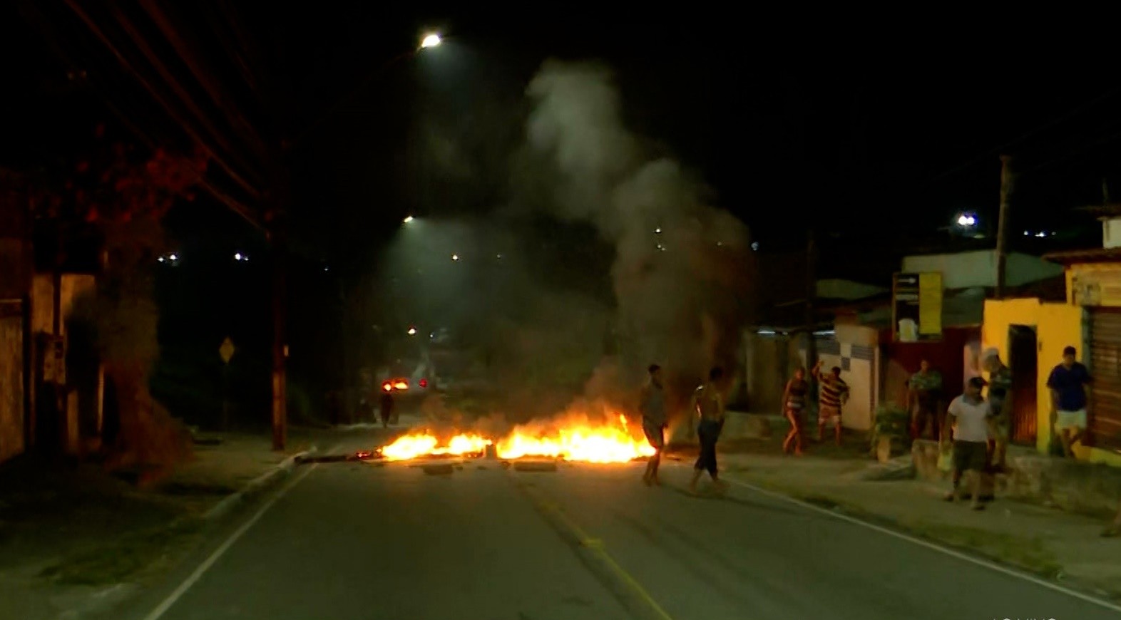 População fecha avenida de João Pessoa em protesto contra ação policial que matou duas pessoas