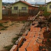 Muro de casa desaba e mata criança de 4 anos (Vanessa Rumor/RPC)